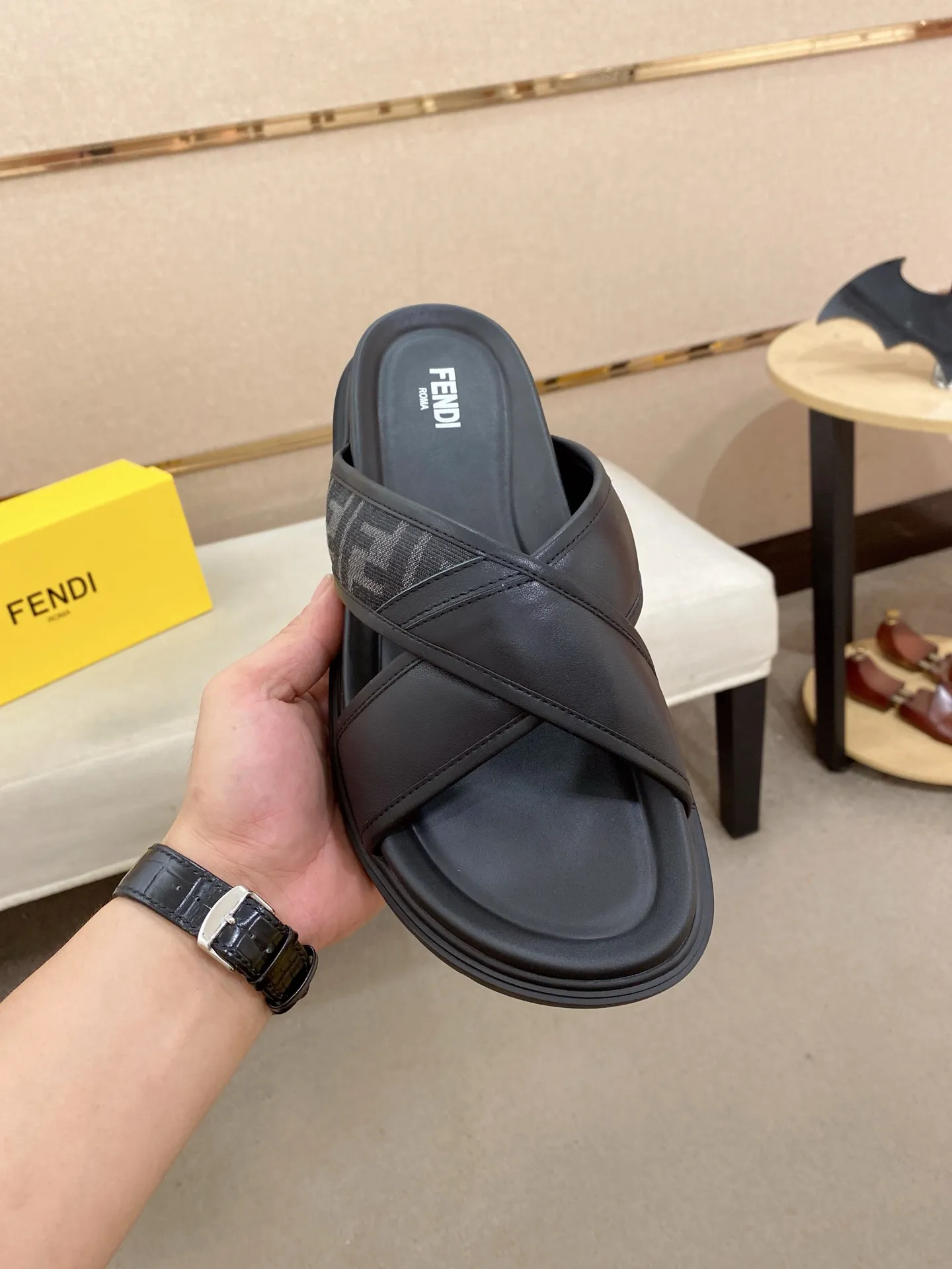 Factory price: 320💰 [Fendi Slippers] High-end brand of men's shoes, official website 1:1 latest masterpiece: original mold customization, the fabric is made of imported original materials, upgraded outsole, lighter and non-slip. The market's top quality, simple yet tasteful, a must-have for fashionistas, fashionable at your feet, full of confidence, the same style at the counter 👍The season of summer slippers is here. Code: 38-44 (45 is custom-made and cannot be returned or exchanged)